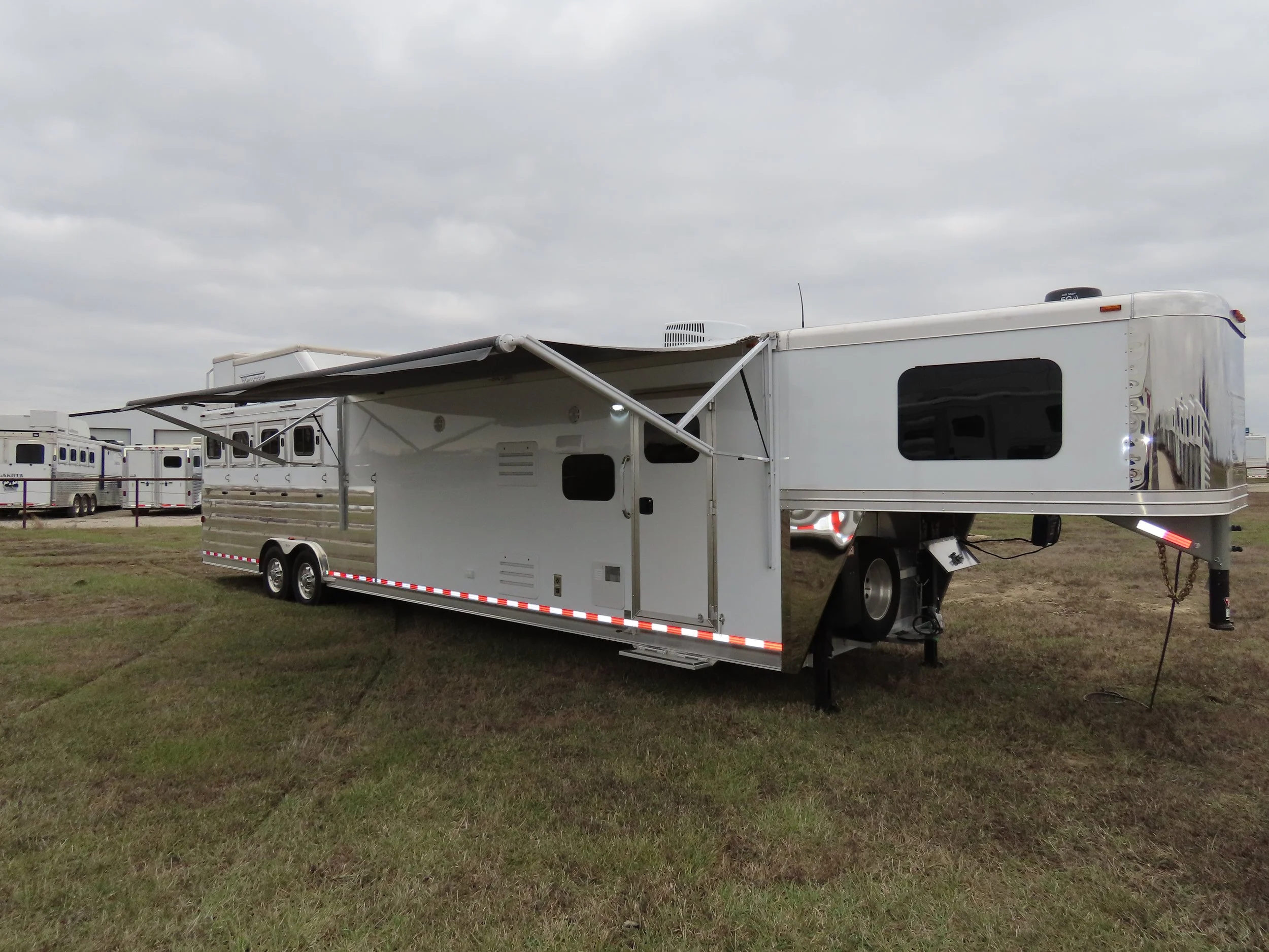 2025 Select Series 4H 14’8 SW Rear Load w/ Outback LQ (S499)