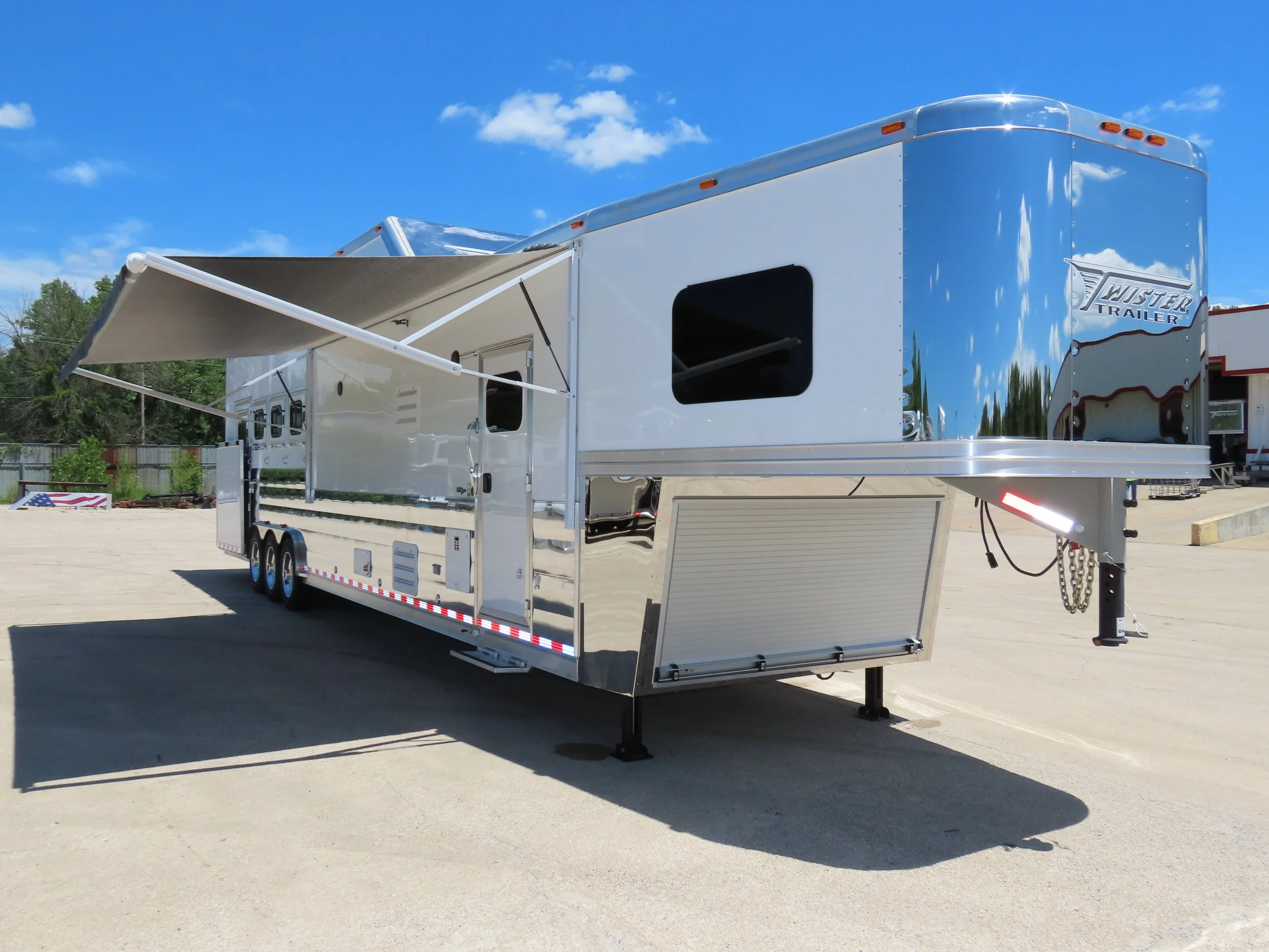 2025 Loft 4H 17' SW Loft Side Load w/ Outlaw LQ (S540)