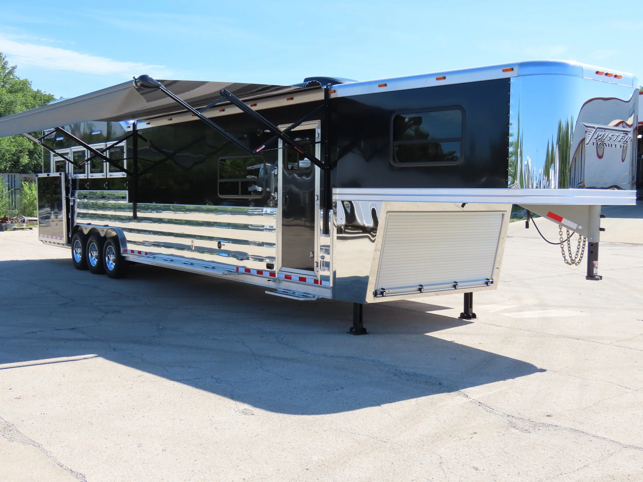 2025 Custom 4H 15’4 SW Side Load w/ Trail Boss LQ (S527)