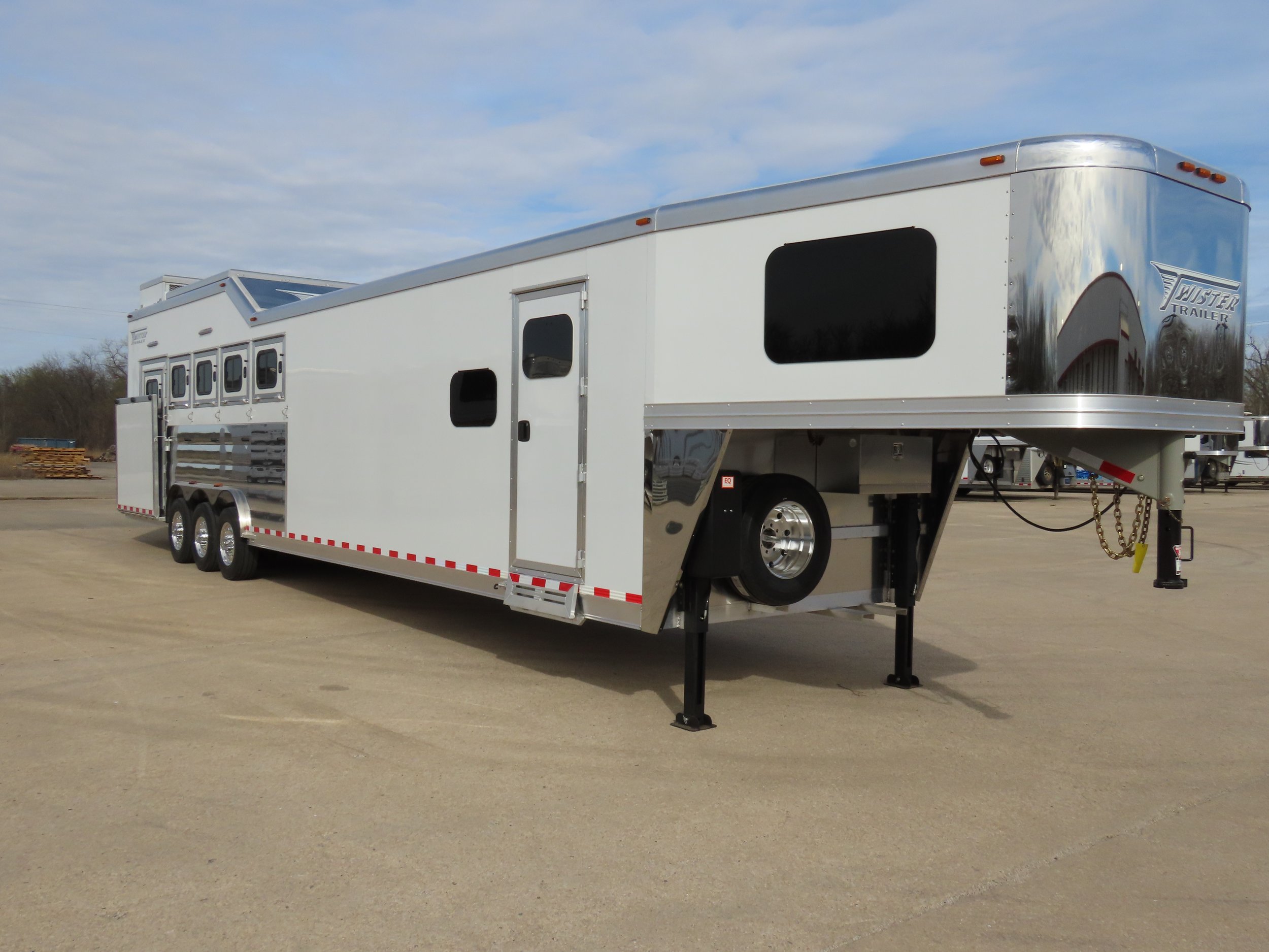 2025 Select Series 5H 13’8 SW Side Load w/ Outlaw LQ (S581)