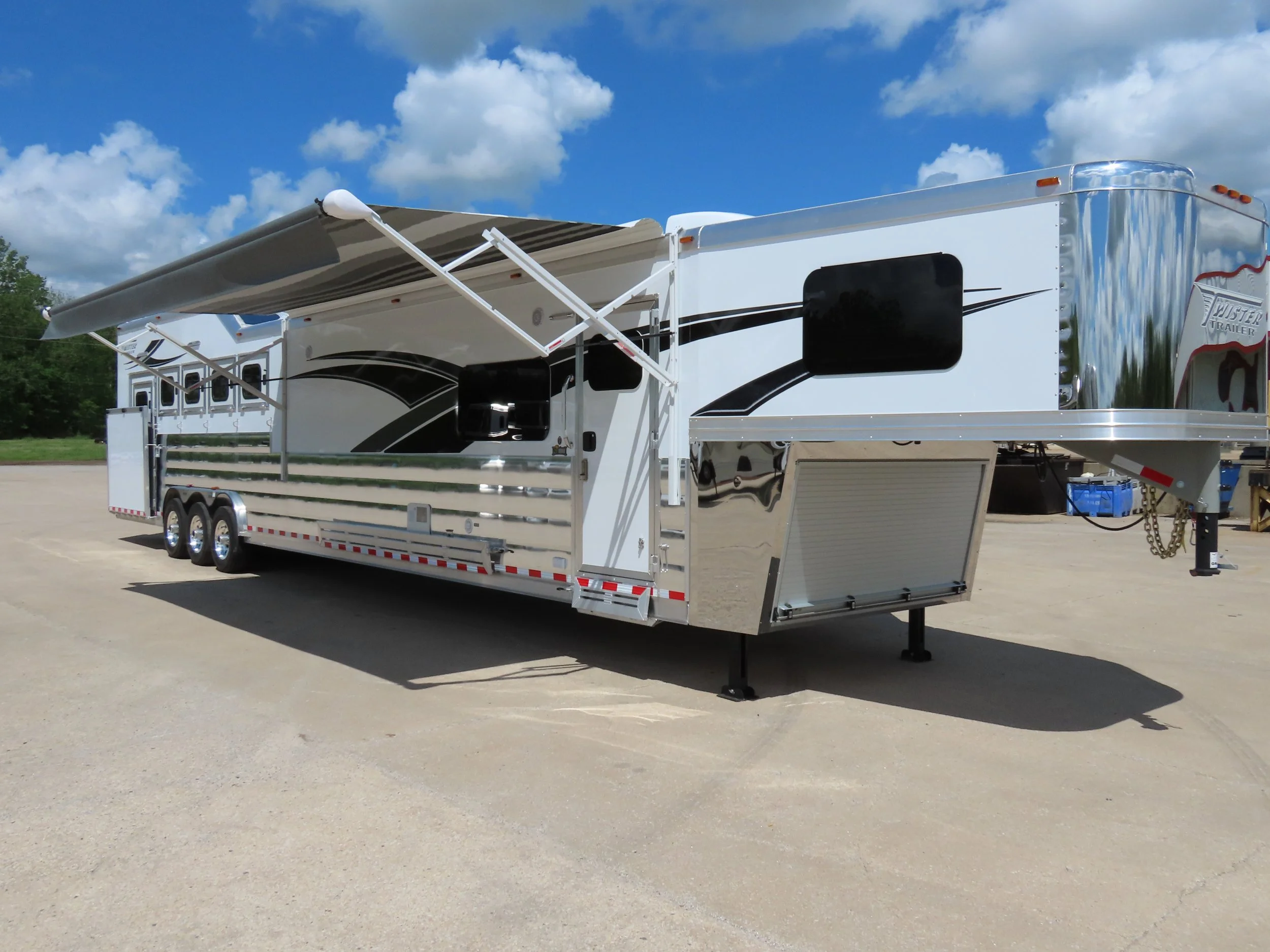 2025 Custom 5H 17’6 SW Side Load w/ Trail Boss LQ (S534)