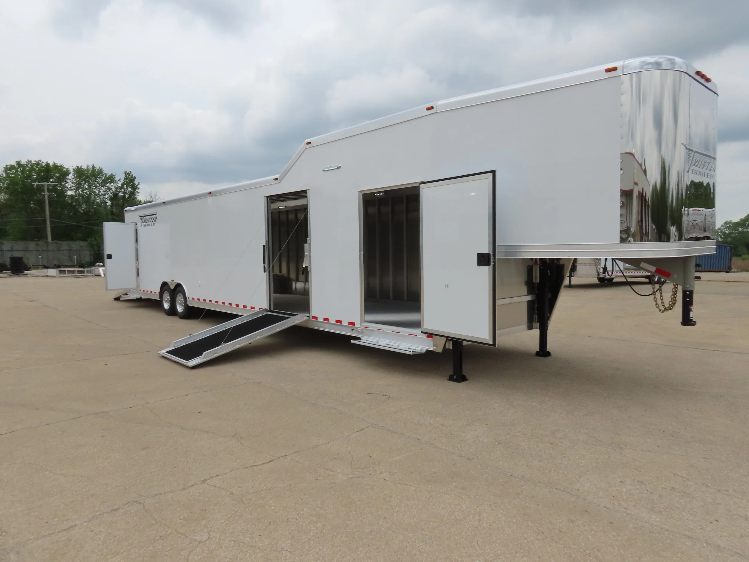 S584 - 40' Horse Therapy Trailer
