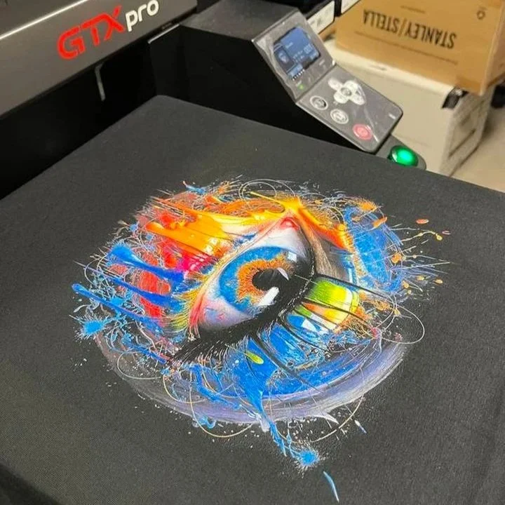 Tee-shirt imprimé en DTG à l'atelier de Châteaugiron, près de Rennes