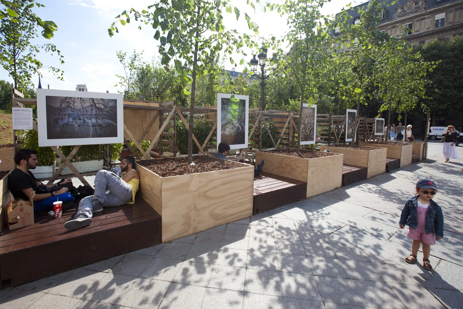 201107-Expo-Parvis-Mairie-Paris-18.jpg