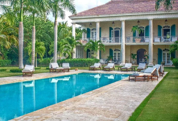 LA POOL PATIO TO MAIN HOUSE DAYLIGHT.jpg