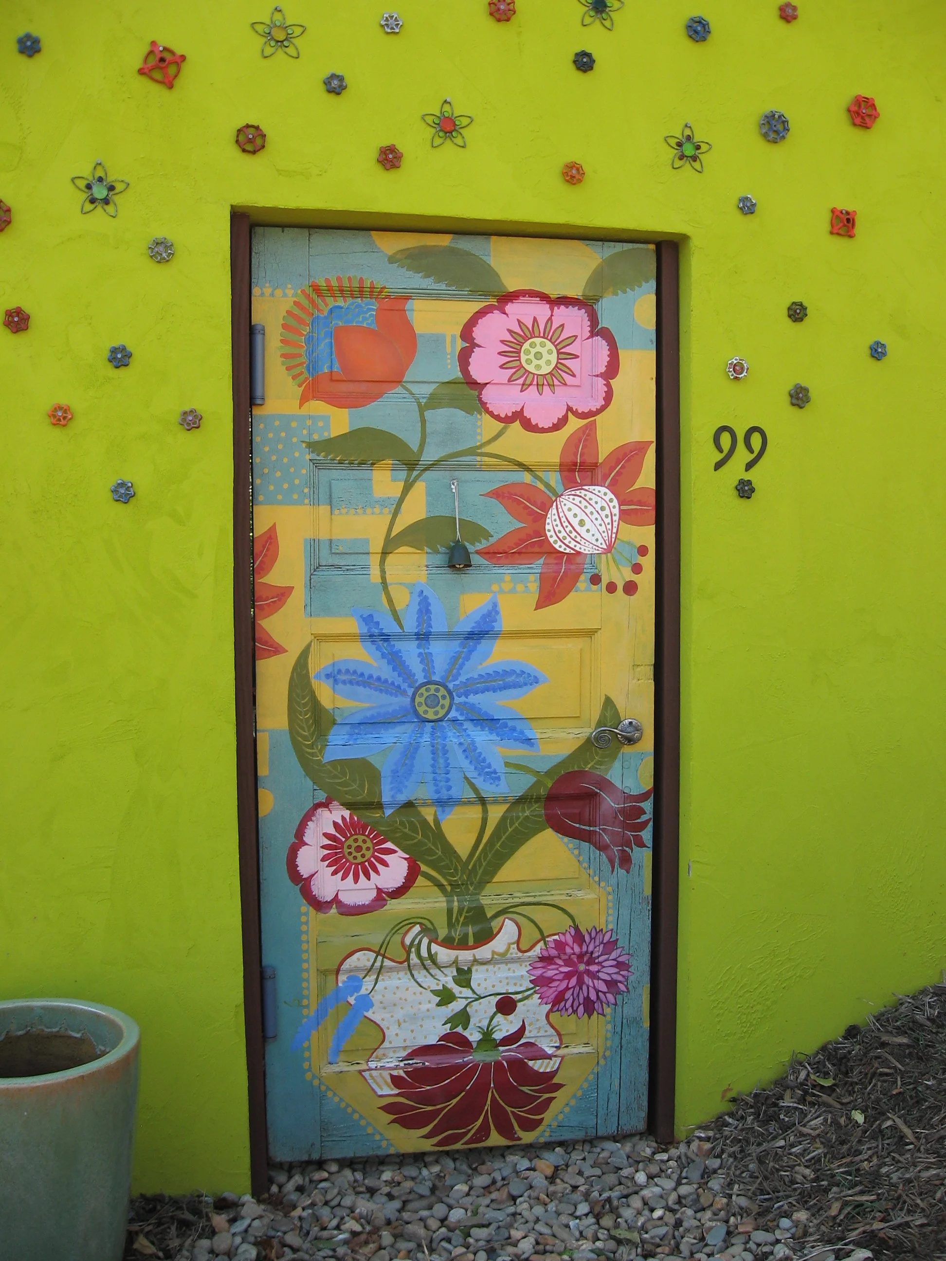  studio beili collaborated with an artist/teacher/hairdresser/airbnb super host on this free spirited gem for her and her young daughter and their many animals. 