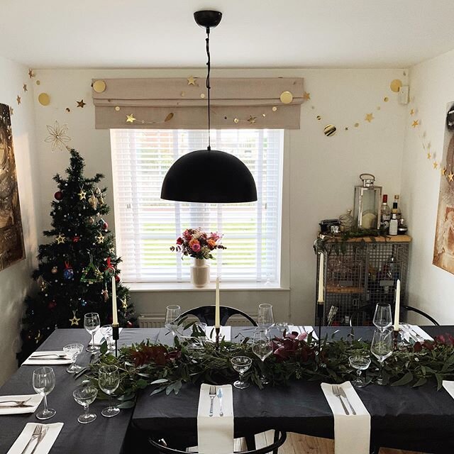 We spent Christmas Eve prepping food and getting organised, re-assembled an old desk from the garage so we could squeeze everyone in, ironed table cloths and napkins, asked dad to bring emergency chairs and I attempted a table garland for the first t