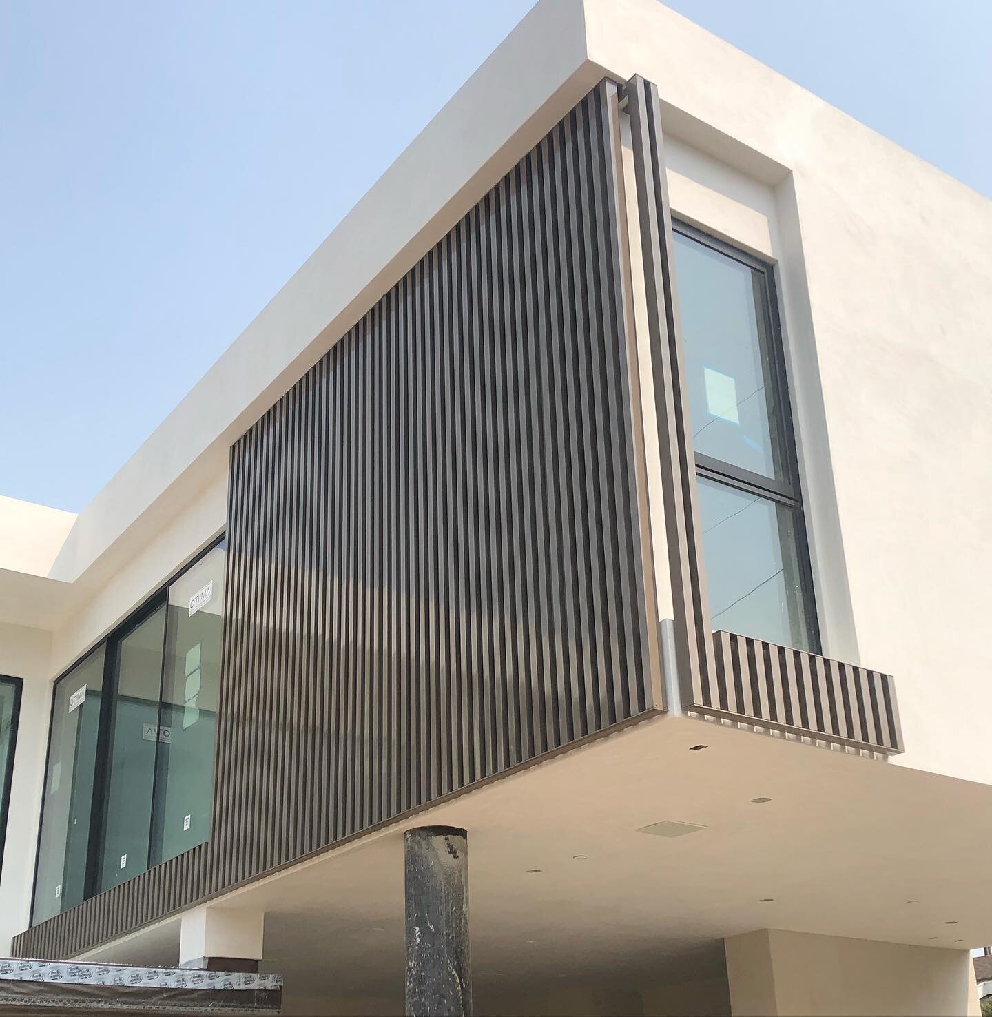 Corner detail on this Manhattan beach home by @laneylainc and @rjsmithconstruction 

Our tube facade and mounting system was fabricated in house using 2&rdquo; X 3&rdquo; aluminum tube with architectural grade powdercoat finish. 

#modernarchitecture