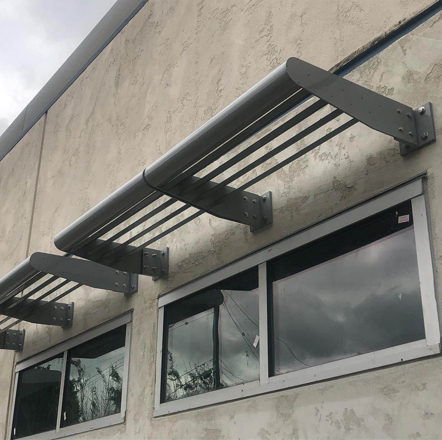 Series 6 Aluminum sun controls located in Santa Fe Springs, CA. *4&rdquo; diameter fascia
*4&rdquo; &ldquo;Z&rdquo; Blade *6&rdquo; tapered outrigger *Powdercoat finish 
Check our website for all available blade and fascia sizes. 
#suncontrols #archi