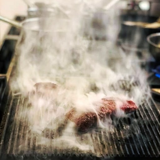 Grillad entrecote för 199:-? Det är ju inte möjligt tänker du kanske? Jo det är det! Vi slår på stort och välkomnar er på onsdag på PREMIÄR FÖR PITEMÅLET! 🎉 Grillad entrecote med pommes frites, hemslagen bearnaisesås och primörsallad för osannolika 199kr! 🙌 Onsdagar juni & juli 17-20 Tagga vännerna och spendera en magisk kväll hos oss! 😍 ➡️ BOKA angbryggeriet.com/boka
.
.
.
.
#ångbryggerietpiteå #ångbryggeriet #hejmittpiteå #restaurang #piteå #älvsbyn #skellefteå #luleå #norrbotten #swedishlapland