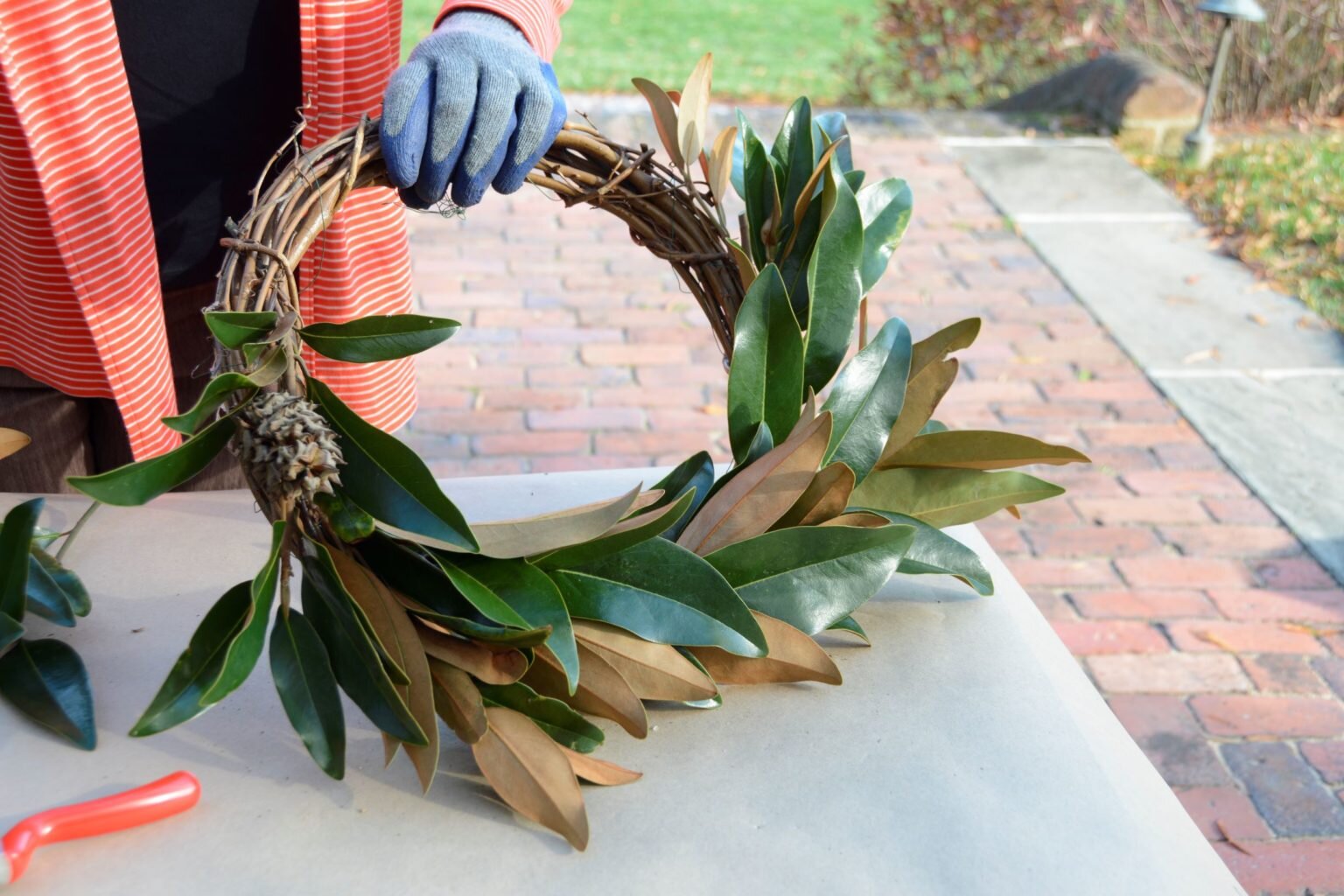 Creating-a-magnolia-wreath_67836-1536x1024.jpg
