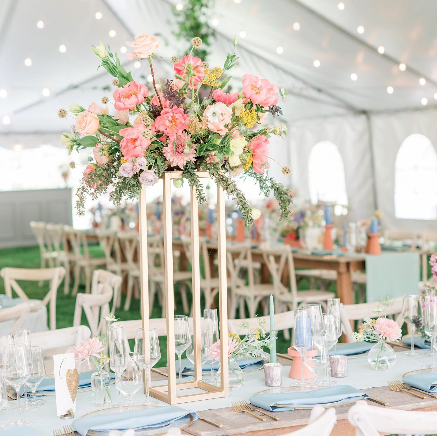 ✨El amor es un milagro✨

Planning &amp; Design: @heirloomsdesign 
Florals &amp; Design: @floriography_flowers 
Photography: @maurajanesphoto 
Rentals: @copartyrentals @bbjlatavola 
Paper goods: @paperplaceaustin