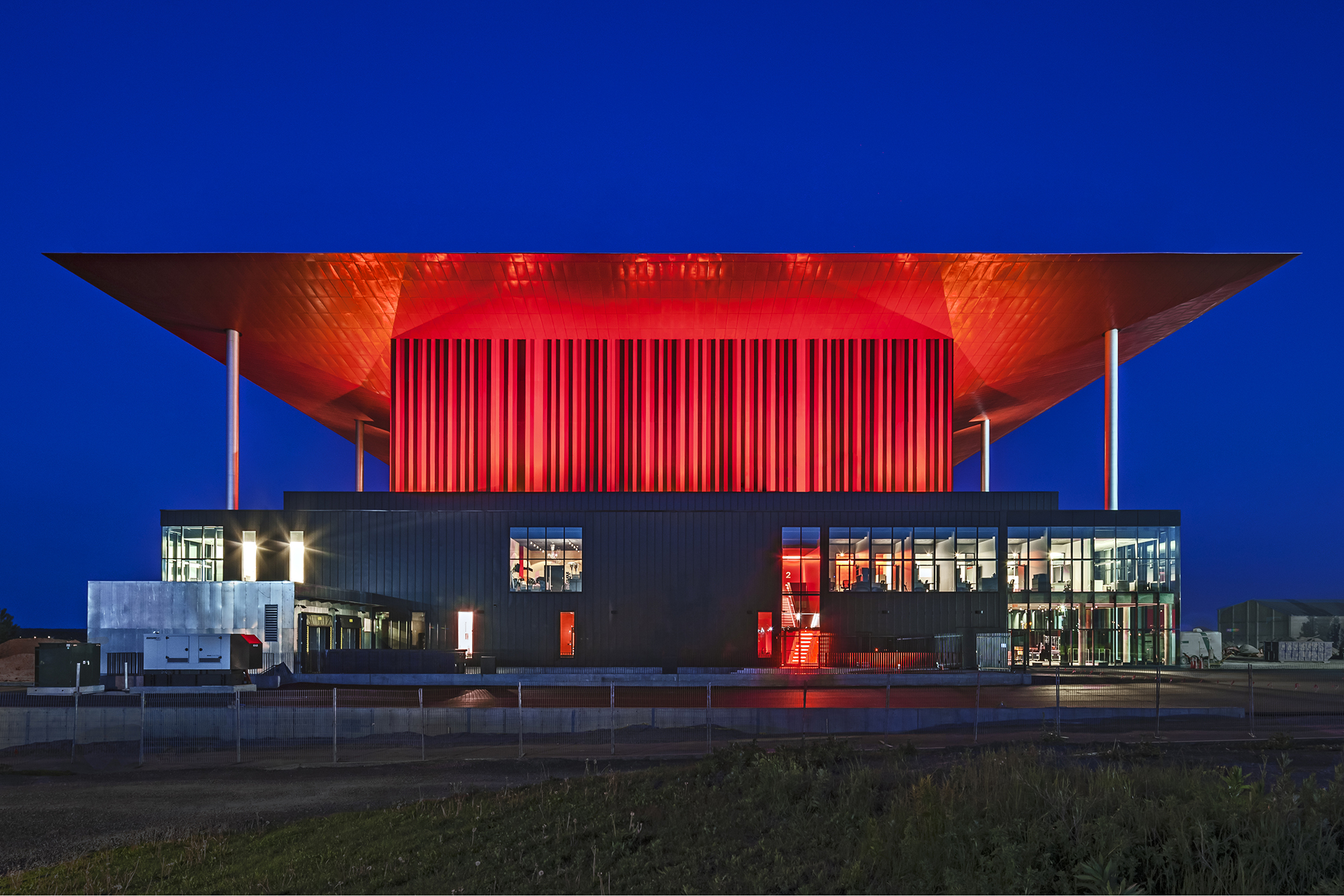Vue de la façade arrière du bâtiment, traitée comme une façade principale. Crédit photo © Marc Gibert – adecom.ca