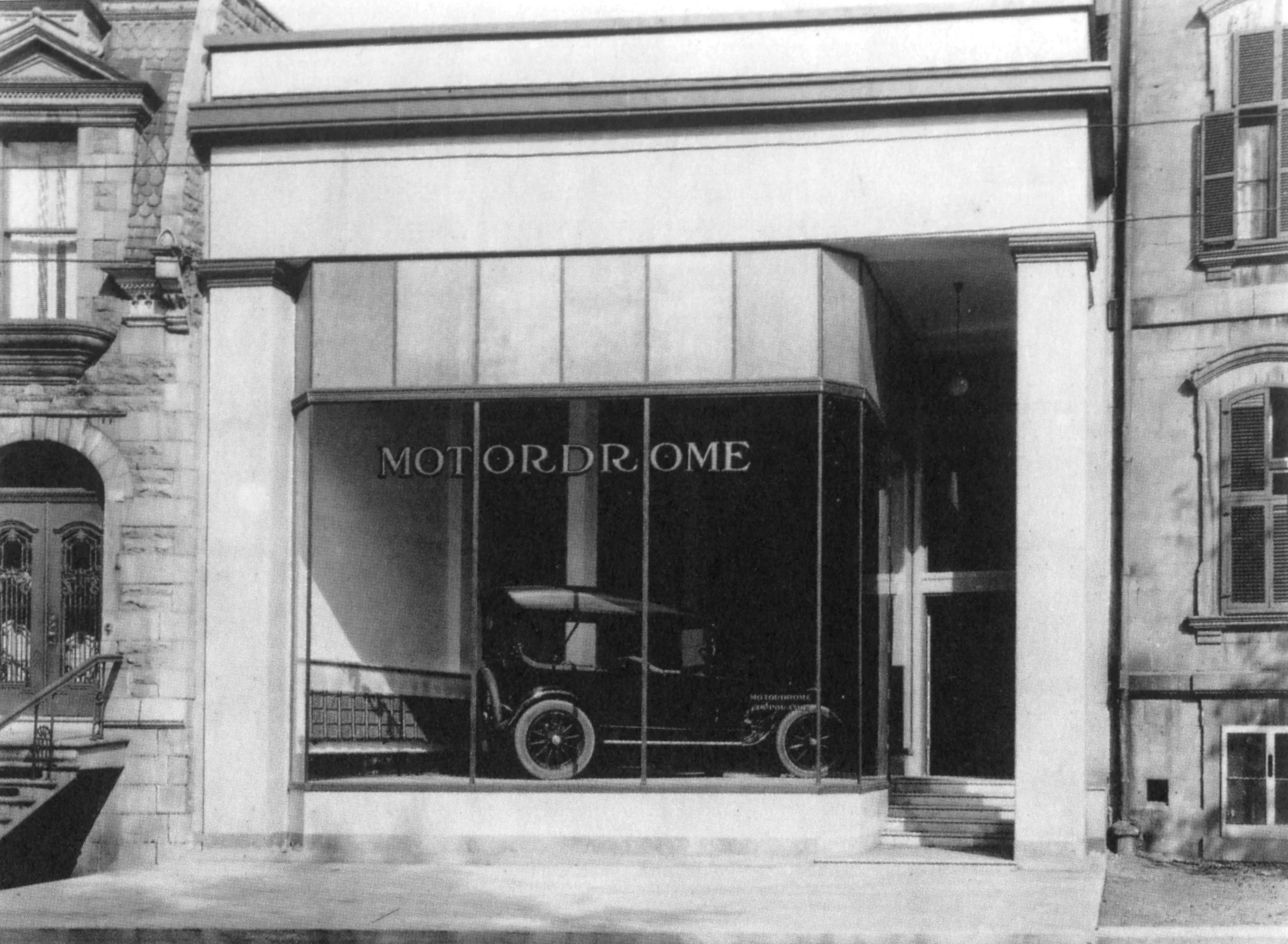 Nouvelle vitrine du 314, rue Sherbrooke Est en 1918 par l’architecte Ernest Cormier.