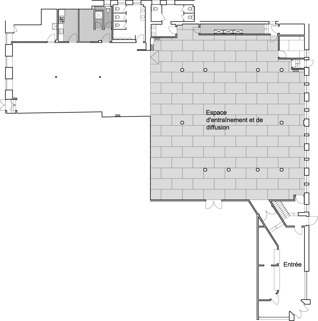 Plan de l’espace avec zone d’entraînement et de diffusion avec un plancher de scène résilient.