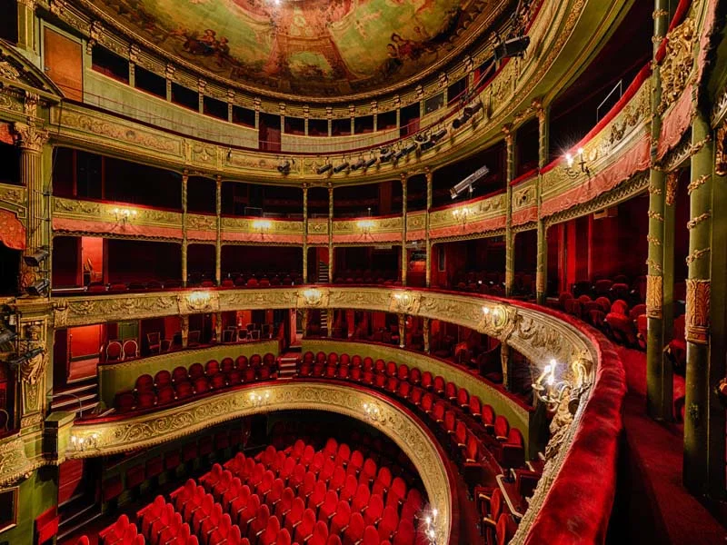 Théâtre Marie Bell à Paris comme référence. Des petits balcons intimes forment les murs de la pièce.