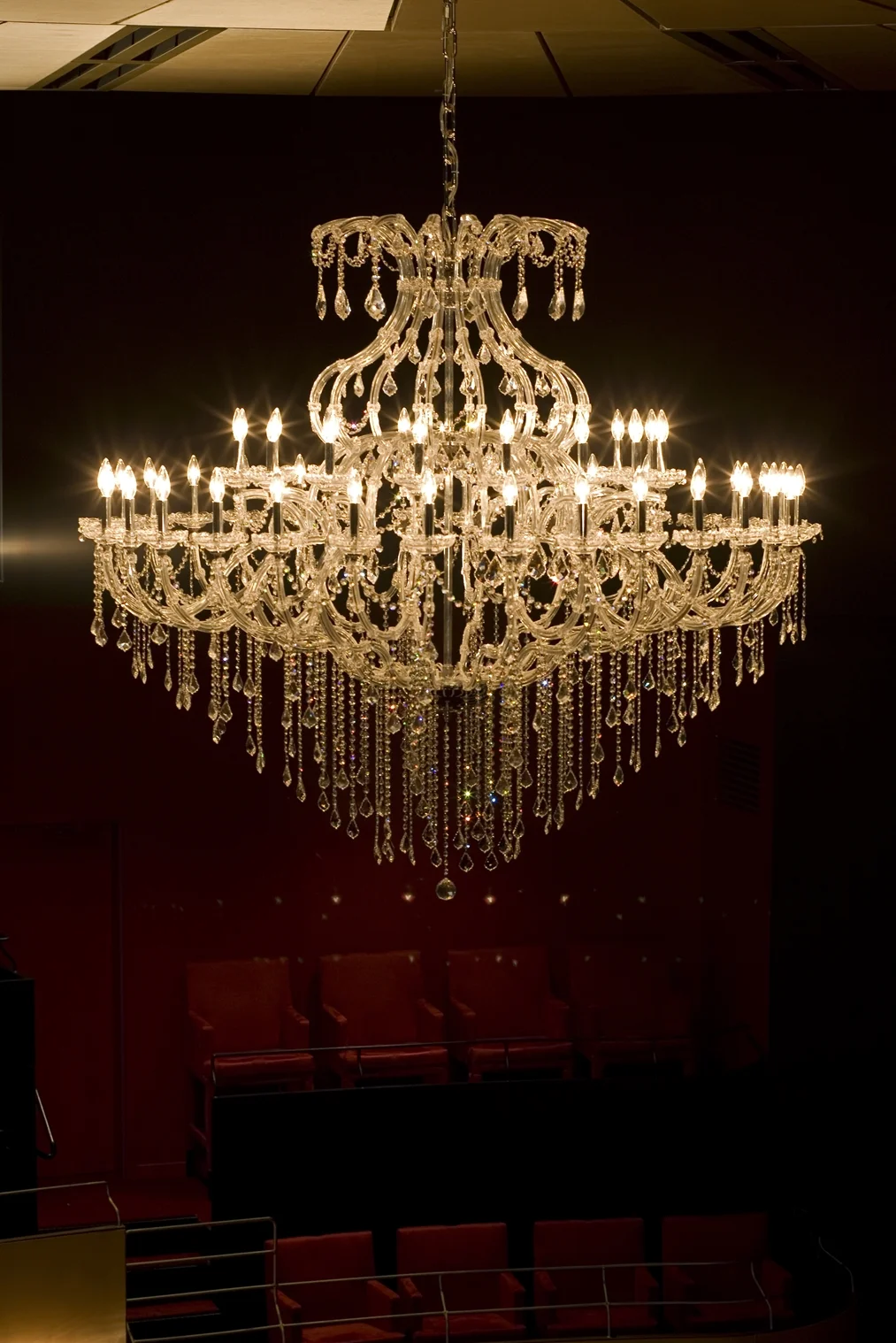 Lustre au plafond de la salle. Crédit photo © Marc Gibert