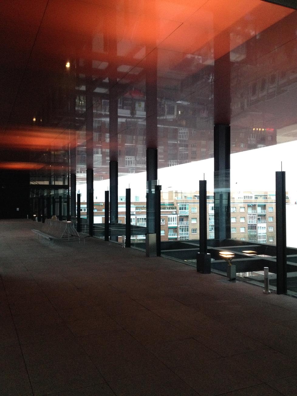 Vue du soffite du toit du musée Reina Sofia avec éclairage.