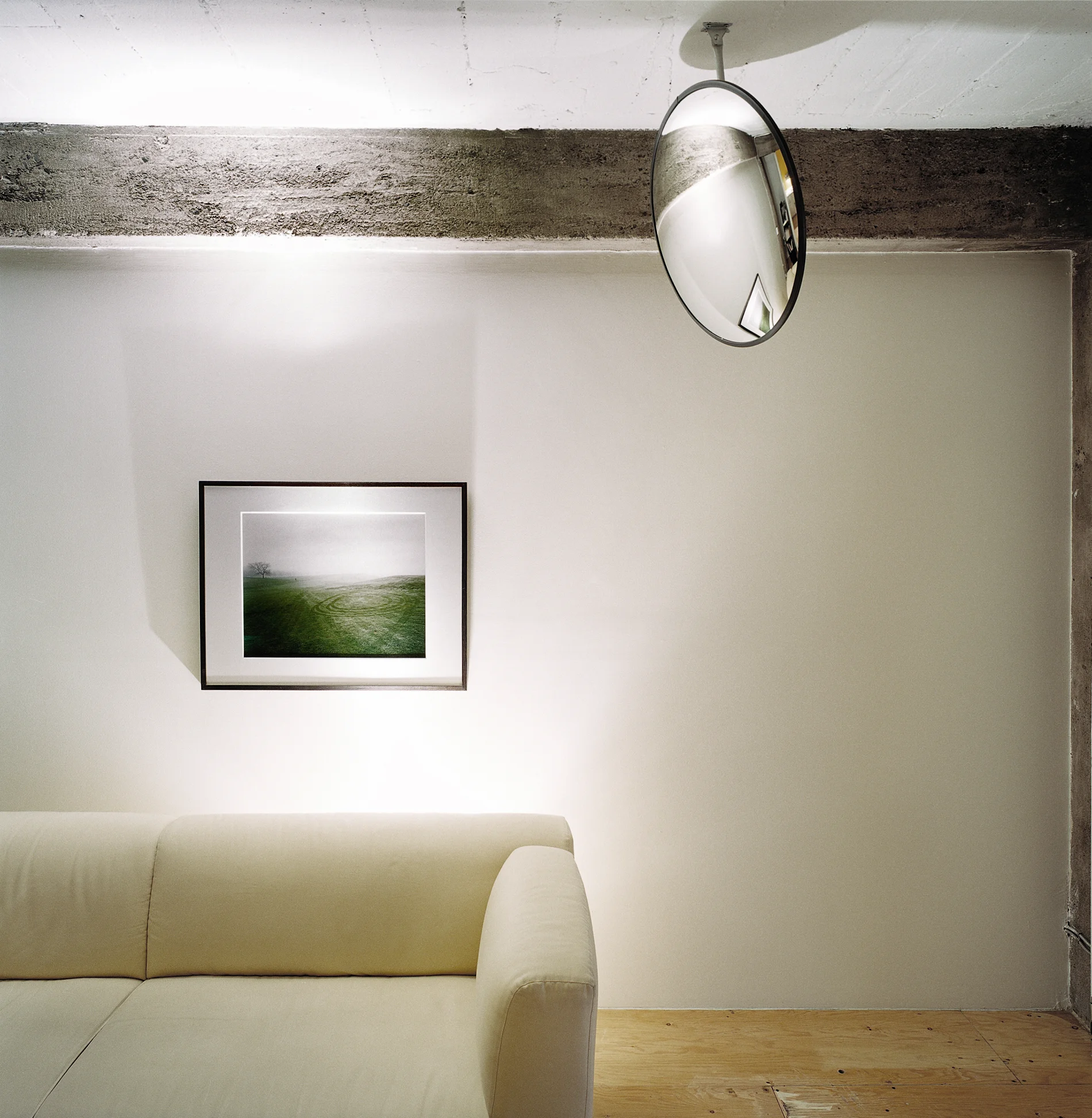 Photographie de Robert Burley “Tire Tracks in the Country Meadow” Franklin Park, 1994 accrochée au mur au-dessus du canapé Cassina. Crédit phoro © Marc Cramer