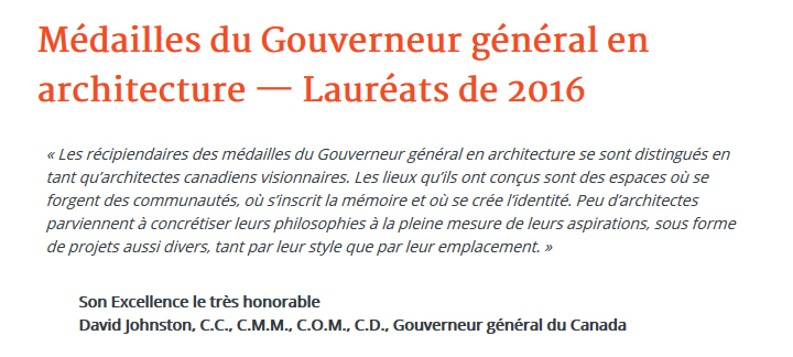 Le projet est récipiendaire d'une des douze Médailles du Gouverneur Général en architecture. Voici les commentaires du jury : "Cet amphithéâtre est devenu une icône de la transformation du quartier riverain de Trois-Rivières, établissant une nouvelle identité pour la ville. Avec une géométrie très simple et une touche légère, les architectes ont créé un lieu de performances mémorable. Le jury admire la précision de son toit flottant distinctif. L’éclairage nocturne et l’utilisation de couleurs vives font de l’édifice un phare pour les spectacles et performances au bord de l’eau."
