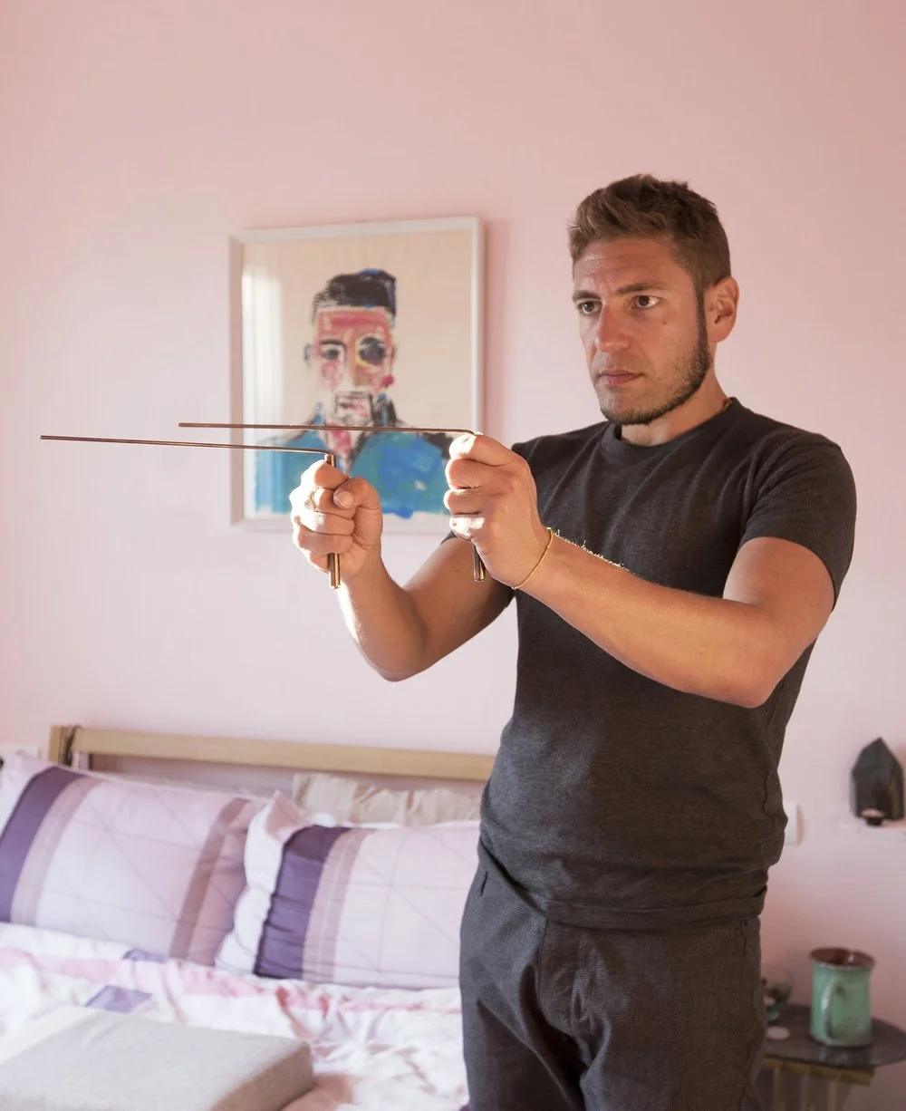 3- ALIGNING THE RODS TO EARTH Bring your rods up so they are parallel to the ground and at the level of your heart. Make sure they are straight and that your fingers are a few millimetres below the top of the handles.