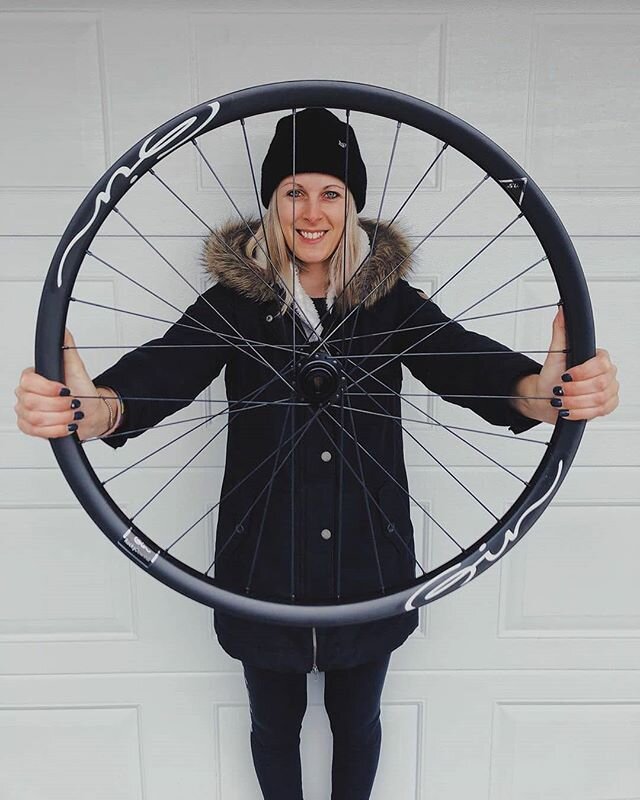 @melanie.aeschlimann from the @mudridersteam  just got a damn pretty set of  #rockydownhill wheels for her bigbike! The wole @mudridersteam will be running our wheels this year! Go check them out.
#mtb #mtblife #ginrims #mountainbike #outdoors #skill