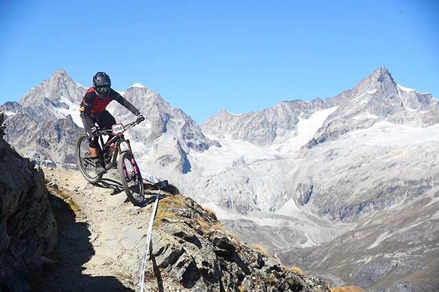 Summertime is still kind of months away, especially in @zermatt.matterhorn all snow these days... looking forward to ride those fabulous trails again soon. @_marioeder shared his experience there, checkit out 🐐🐾🍀