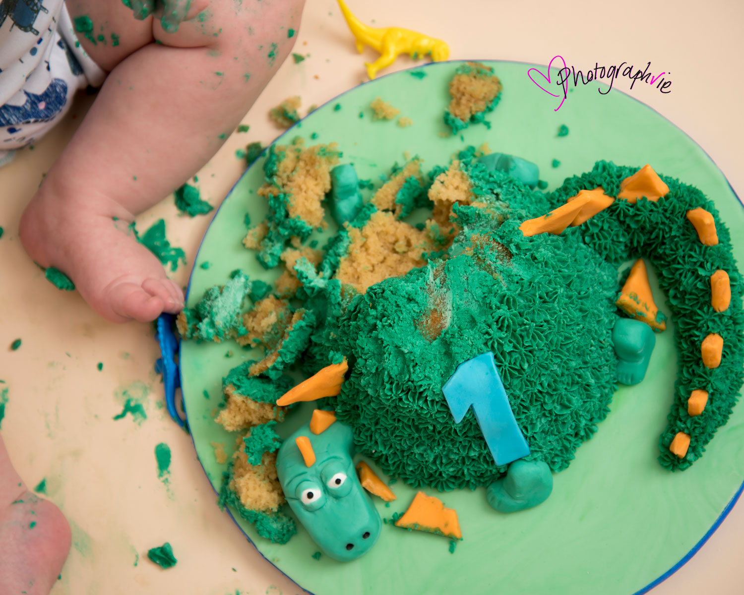 Cake_smash_photography_Ely_Cambridgeshire_first_birthday_dinosaur_themed_smashed_cake.jpg