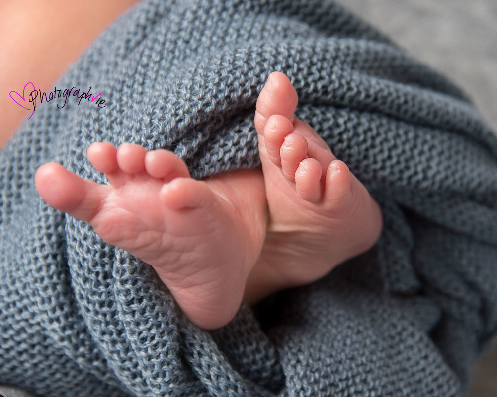 Newborn_Baby_photography_Ely_Cambridgeshire-baby-finley-toe-close-up-feet.jpg