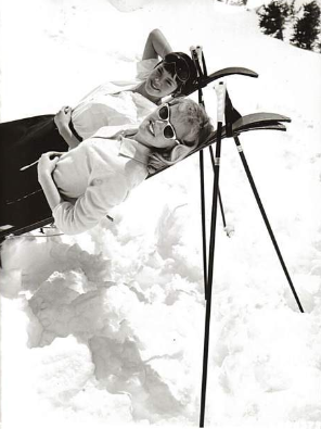 Late 1950s, at an unidentified resort on the White River National Forest, two women pose for a âglamourousâ ski photo while taking a break between runs.