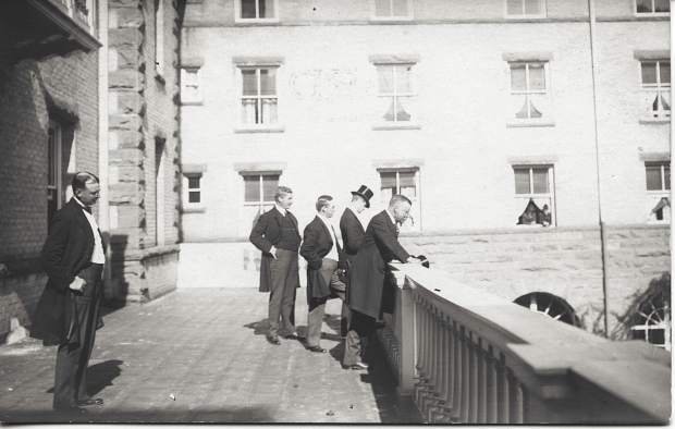 President Teddy Roosevelt greets the crowd from the balcony of the Hotel Colorado.