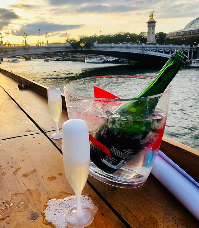 When one can, drink Champagne with a view. @perrierjouet_ .
.
.
.
#champagne #champagneweekend #sant&eacute; #summer wines #rethinkwine #wine #champagne #paristours #winetasting #bonneboucheevent #champagneflowing #foodandwinetours #foodandwinetravel