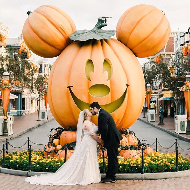 #Repost @disneyweddings
・・・
It's beginning to look a lot like FALL. 😍 🎃 Photo by @jimkennedyphotographers @jkp_amber