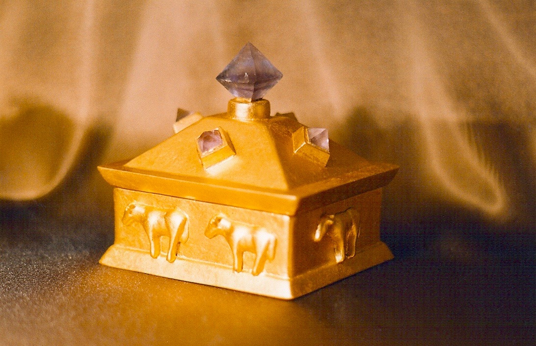 Coffin & King - Gilded Golden Calf Box with Crystal Finial, cast stone, 23 kt. gold leaf, 1990s