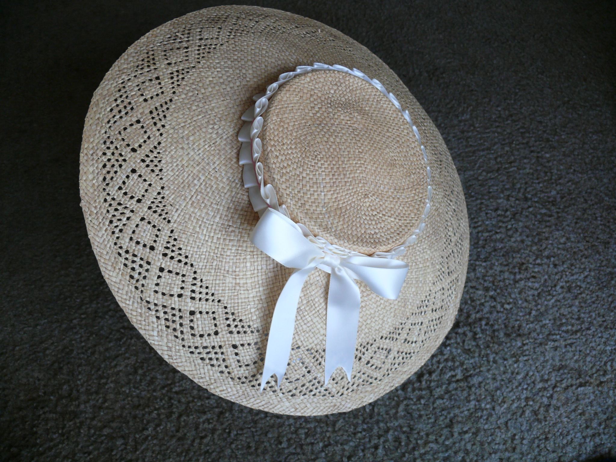 I chose to keep the decorations quite simple, with just a pleated ribbon around the crown and a little bow in the back, which you can either hand sew or glue on. I ended up sewing the decorations on.