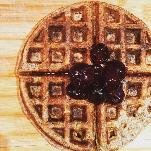 Tonight Zadie + I made @taylorwalkerfit recipe for Flourless Waffles from her Less Sugar, More Spice chapter in the @_modelsdoeat cookbook. These waffles are made out of 🍌 !!&bull;&bull;&bull; Here is a tip from Taylor for the journey: Focus on eati