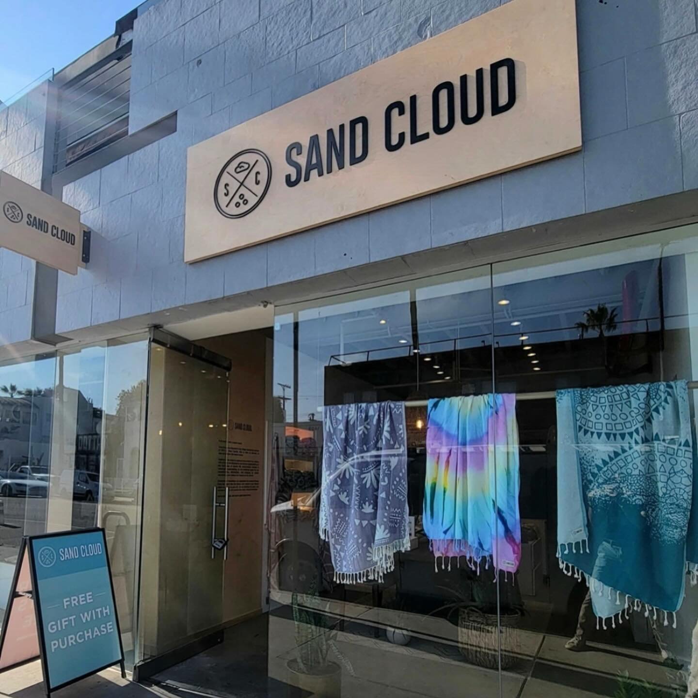 Sand Cloud ~ 1410A Abbot Kinney Blvd
Ultra-absorbent, sand-resistant Turkish cotton towels with a sustainable mission. 10% of all profits are donated to marine conservation!
Open 11-7 M-Sa &amp; 12-6 Su
.
.
(📷: @leapretail ) #abbotkinney #abbotkinne