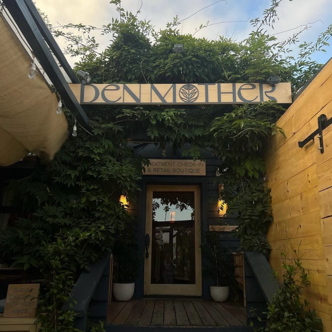 Den Mother ~ 1209 Abbot Kinney Blvd
Open 10-9 Thursday-Tuesday &amp; 3-9 on Wednesdays
Nestled among the greenery lives a healing house devoted to a wiser form of wellness. Perfect for a weekend reset 🌿
.
.
(📷: @denmotherwellness ) #wellness #abbot