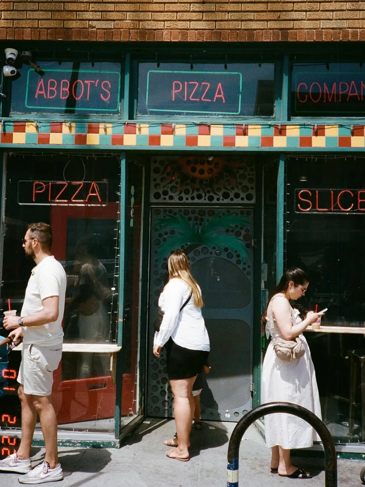 Abbot&rsquo;s Pizza Company ~ 1407 Abbot Kinney Blvd
Open 11am-11pm Sun-Thu + 11am-12am Fri-Sat 🍕✨
You know them, you love them &mdash; Abbot&rsquo;s Pizza is a Venice staple! First open in 1995, they&rsquo;ve been slinging slices for Venice locals 