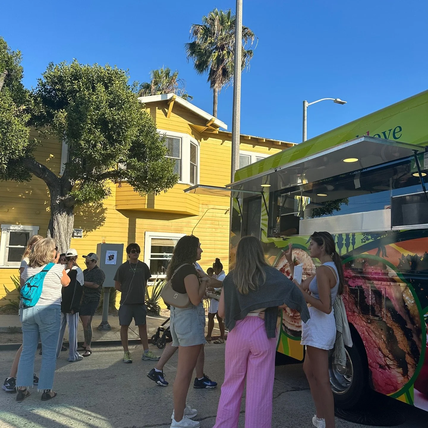 FIRST FRIDAY THIS WEEK 11/7/25. Your favorite food trucks on Abbot Kinney Blvd from 5pm-9:30pm. Swipe for the lineup!!!

@8e8thaistreetfood
@birrierialamerameradelvalle
@calicravingtime
@cvlxla
@cousinsmainelobster
@dogtowndog
@goldendragonchinesefoo
