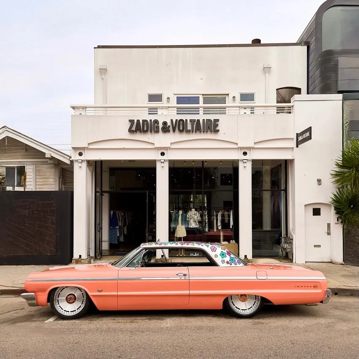 This rainy day needs some color! Today at @zadigvoltaire on Abbot Kinney, Humberto Cruz will be doing custom art on any item purchased in store from 1pm-5pm 💕 You don&rsquo;t want to miss it!

#abbotkinney #zadigetvoltaire #venicecalifornia #losange