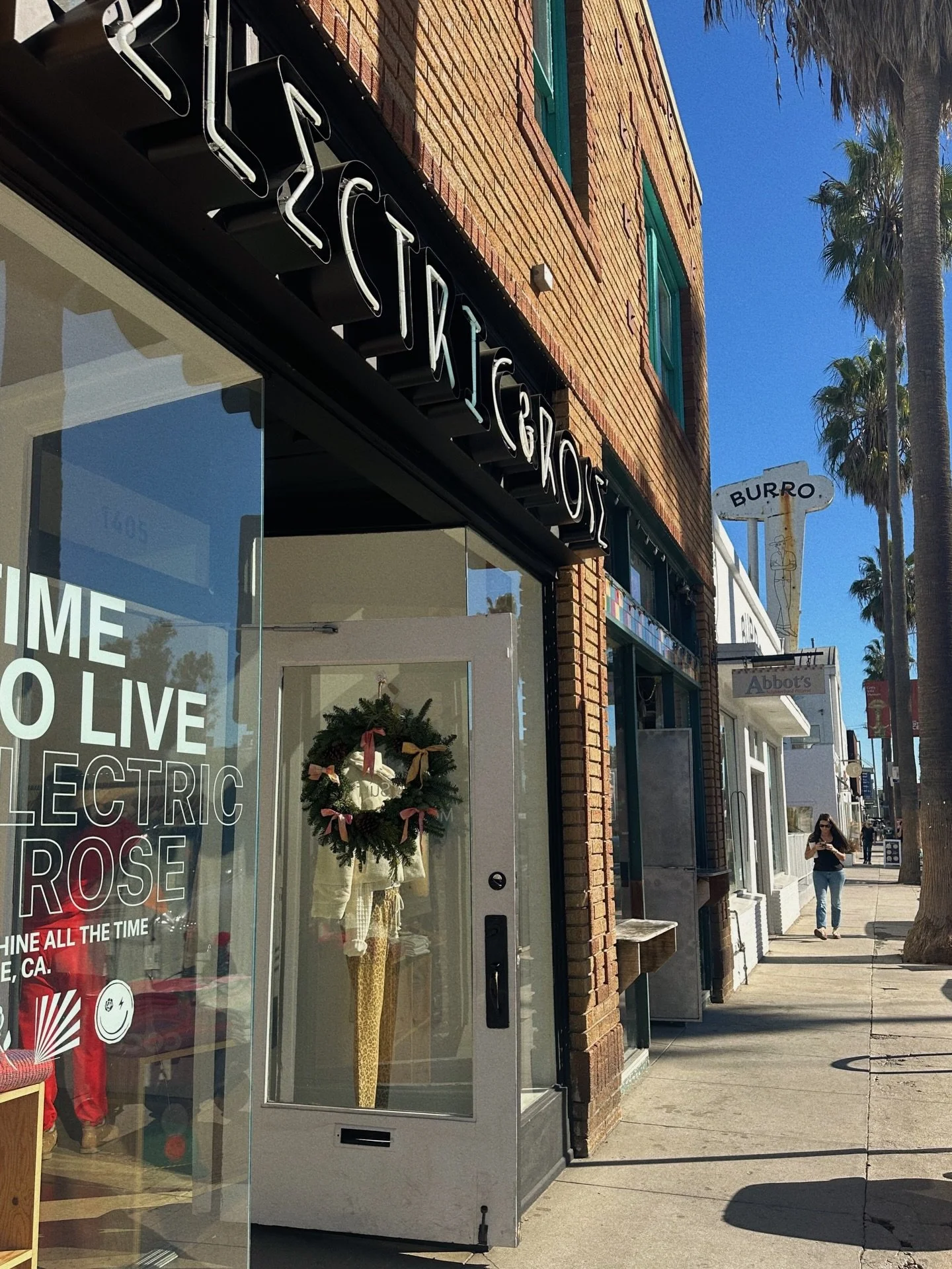 Looking festive 🎀🌲 Get your holiday shopping done on Abbot Kinney!

#venicebeach #abbotkinneyblvd #abbotkinney