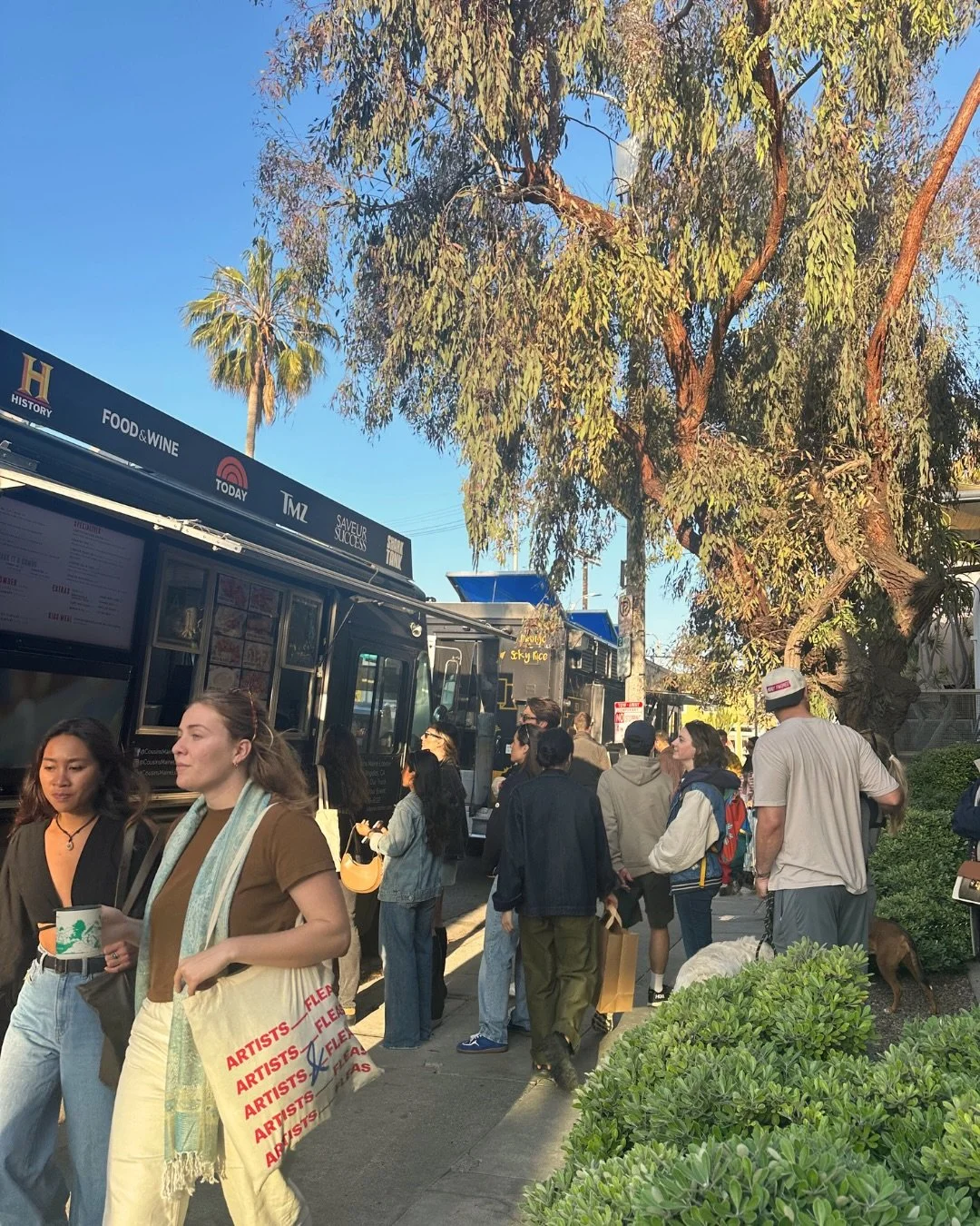 SEE YOU TONIGHT! 5-9:30 on Abbot Kinney Blvd. Swipe for the lineup of food trucks 🍜🥙🍔🌭🥗🍝🫔🥟🍕🍦 

#abbotkinney #venicebeach #lafoodtruck #firstfriday