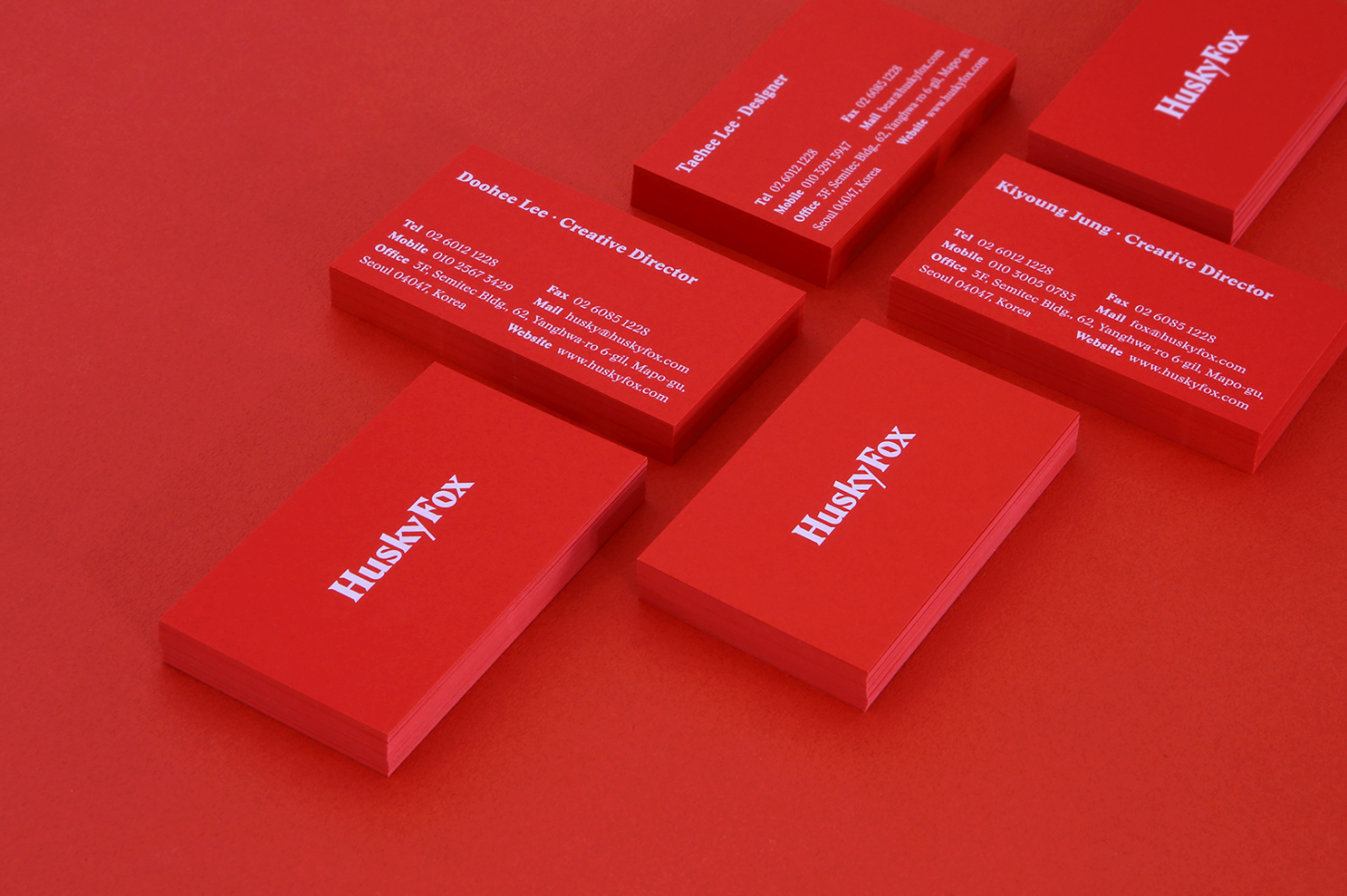Много визиток. Цветные визитки. Красная визитка. Визитки красного цвета. Визитки дизайн.