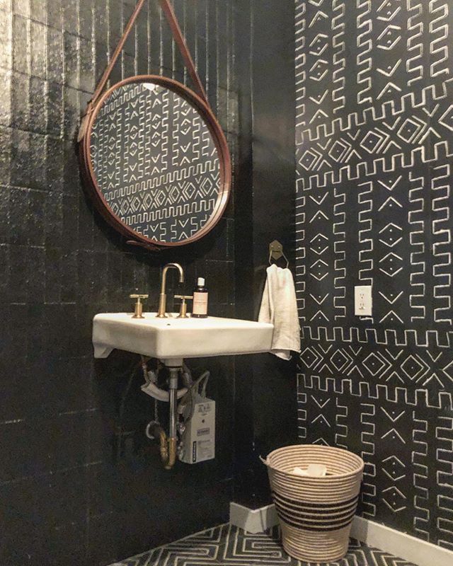 Feelin the dark &amp; stormy restroom vibes at @shoppeamberinteriors in Calabasas. #interiordesign #mudcloth #bathroomdesign #black&amp;white