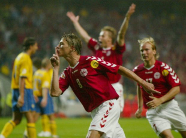 Jon Dahl Tomasson scorer mod Sverige ved EM i 2008. Foto: Getty Images