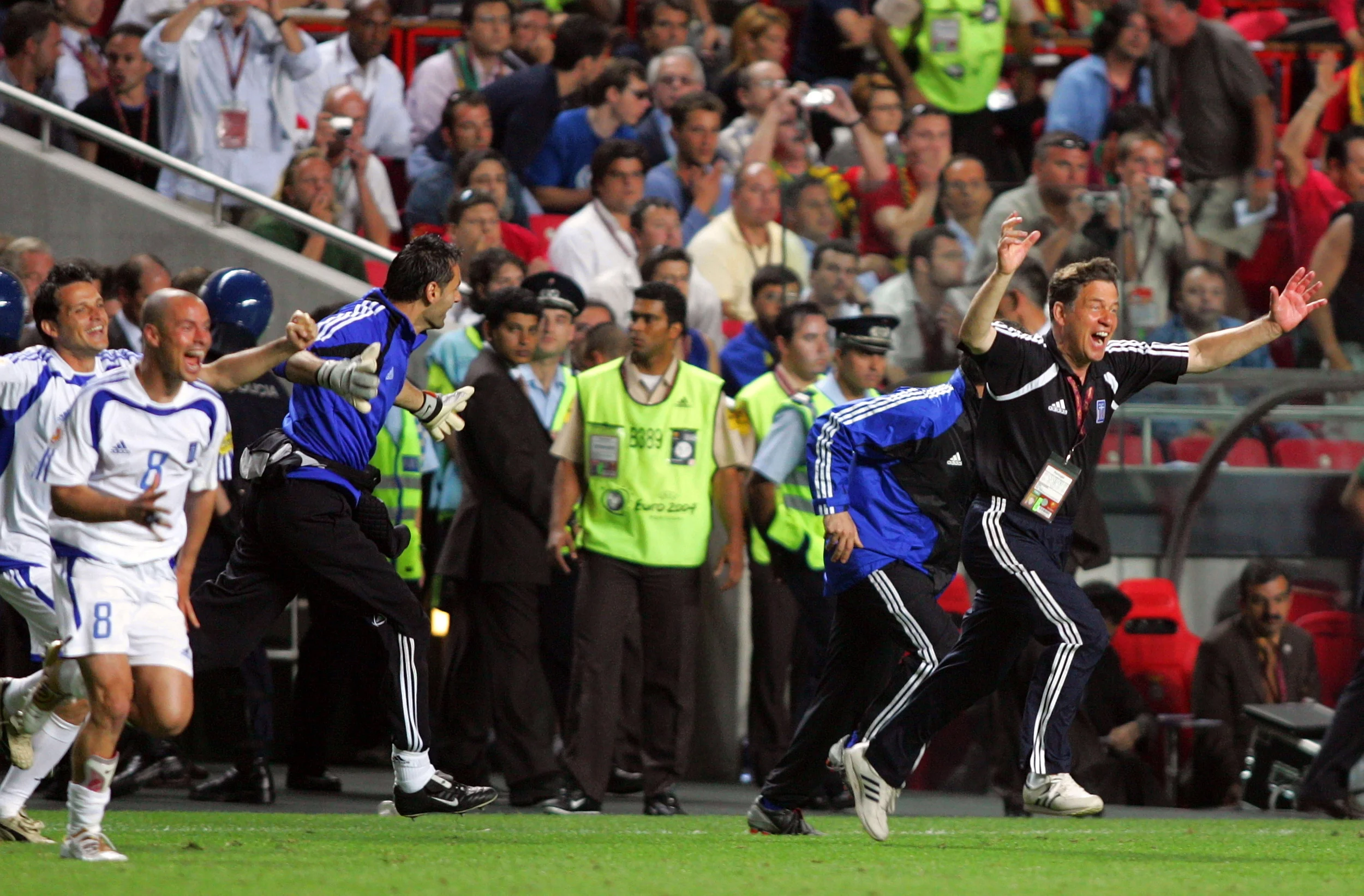 Otto Rehhagel jubler over den græske EM-triumf ved slutrunden i 2004. Foto: Getty Images.