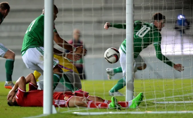 Ungarns målmand Gabor Kiraly i knæ efter Kyle Laffertys overtidsscoring. Foto: Charles McQuillan - Getty Images.