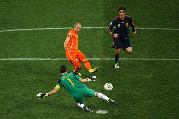 Iker Casillas blokerer Arjen Robbens forsøg i VM-finalen 2010. Ryan Pierse - FIFA - Getty Images.