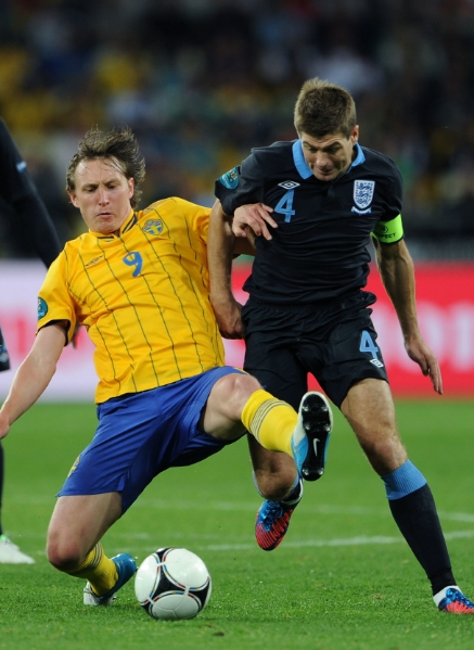 Kim Källström i kamp med Englands Steven Gerrard. Foto: Getty Images.